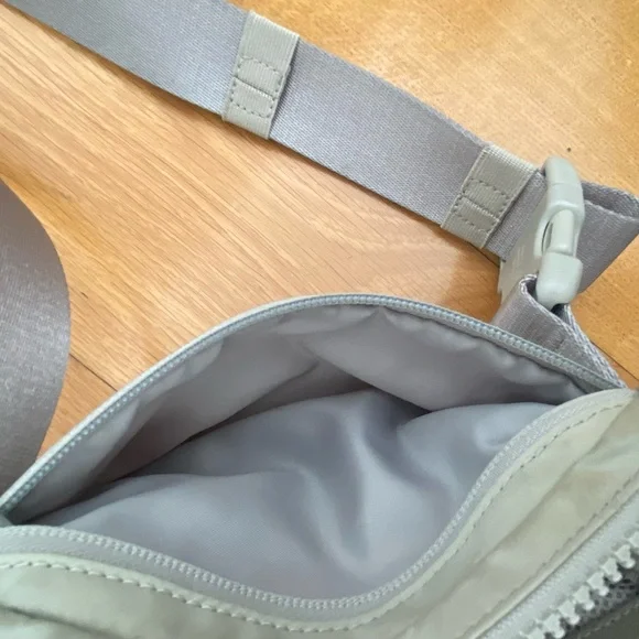 lululemon athletica women’s belt Bag - Picture 6 of 8